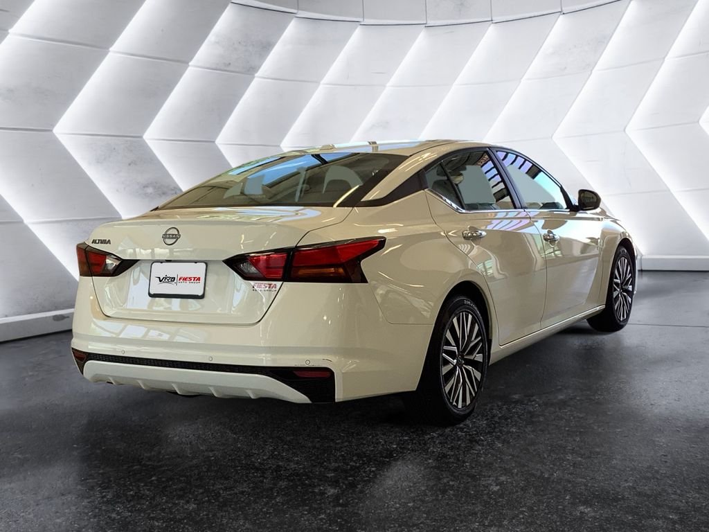 Used 2025 White Nissan 2.5 SV image 4