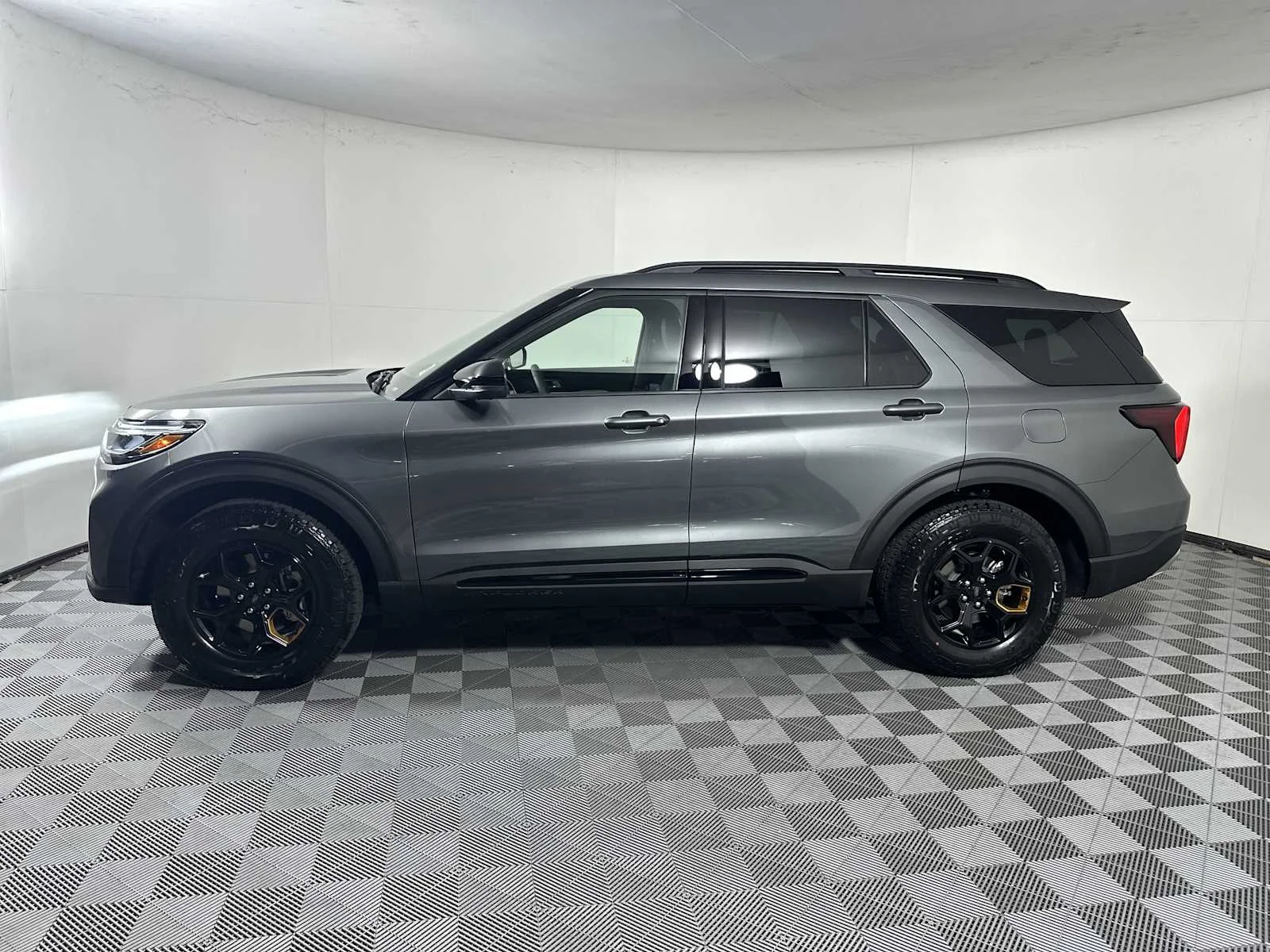 New 2026 Carbonized Gray Metallic Ford Tremor image 4