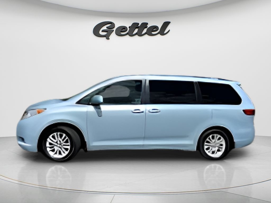 Used 2017 Blue Toyota XLE image 5