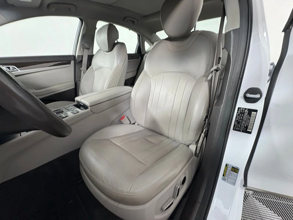 Used 2017 White Genesis 3.8 image 17