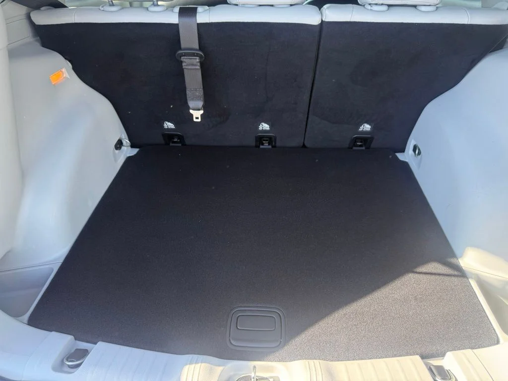 Used 2018 Silver Jeep Limited image 39