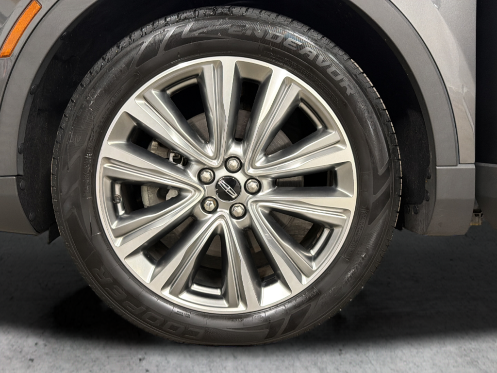 Used 2017 Gray Lincoln Reserve image 37