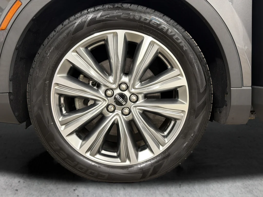 Used 2017 Gray Lincoln Reserve image 37