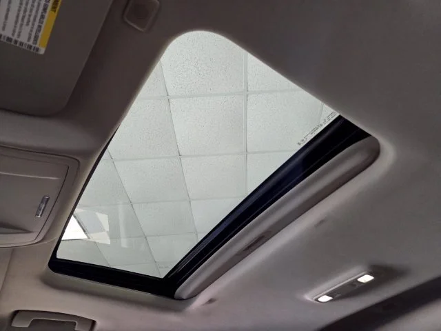 Used 2018 WHITE FROST TRICOAT GMC Denali image 19