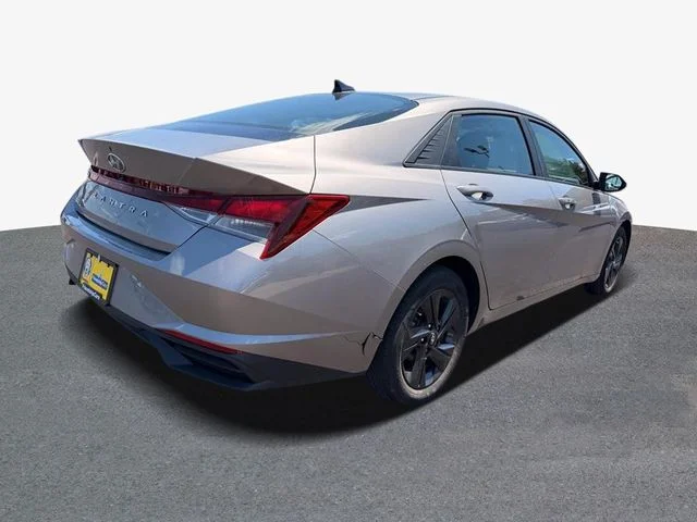 Used 2023 Silver Hyundai SEL image 3
