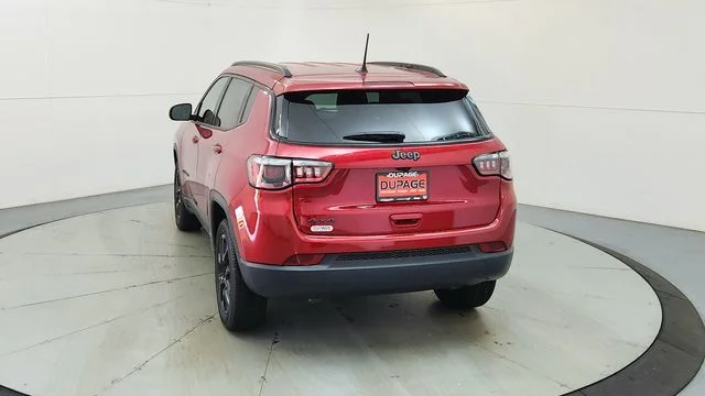 New 2026 Red Hot Pearl-Coat Exterior Paint Jeep Latitude image 8