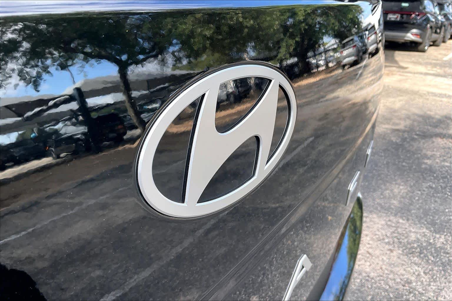 Used 2025 Phantom Black Hyundai SE image 31