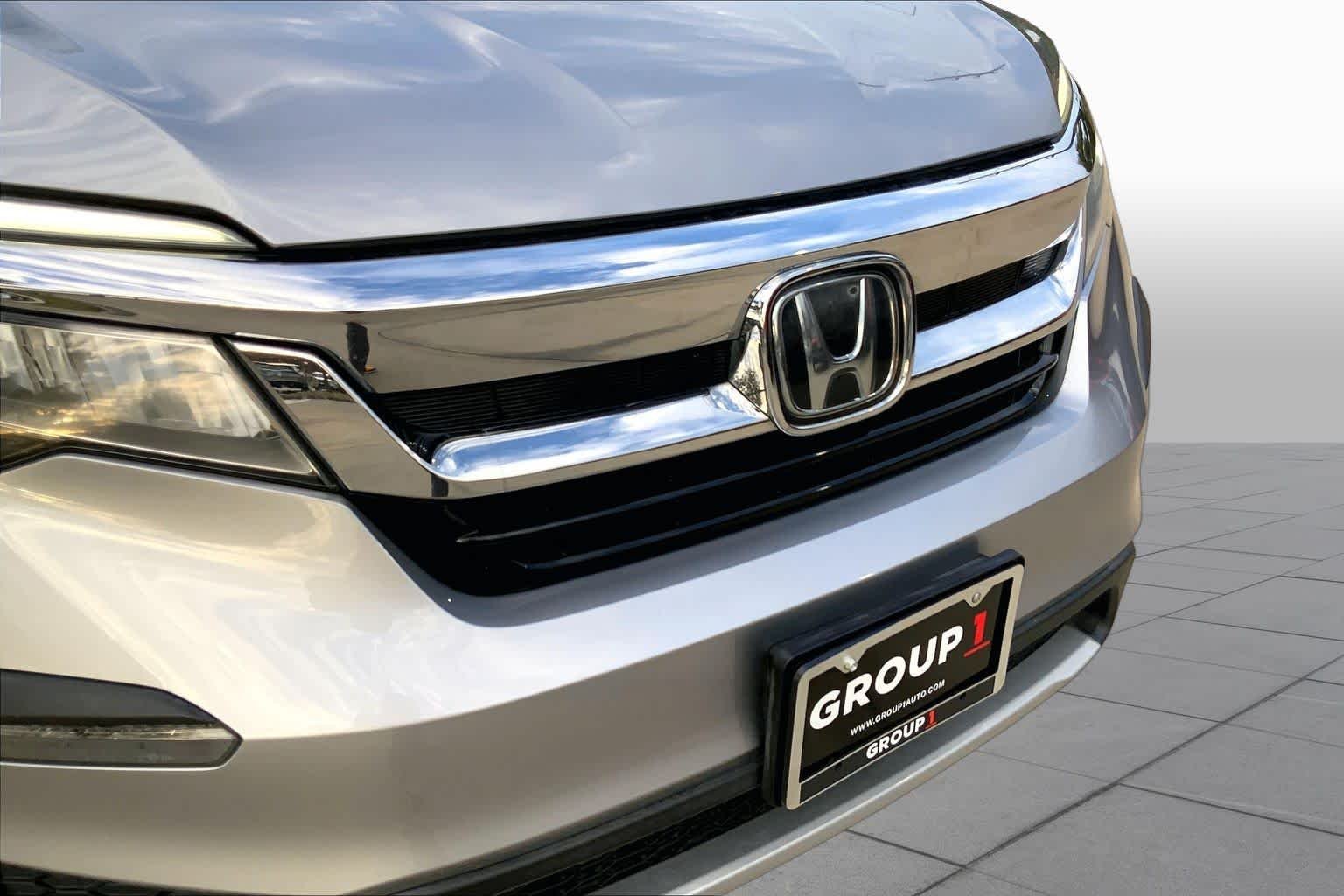 Used 2020 Lunar Silver Metallic Honda Elite image 30