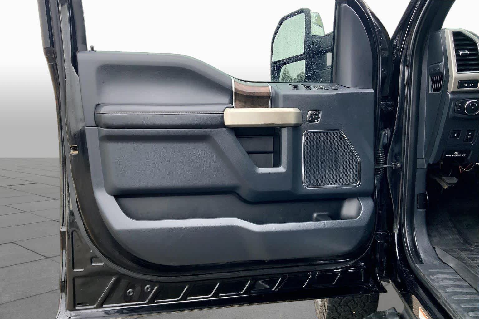 Used 2022 Agate Black Metallic Ford F-450 Pickup LARIAT image 20