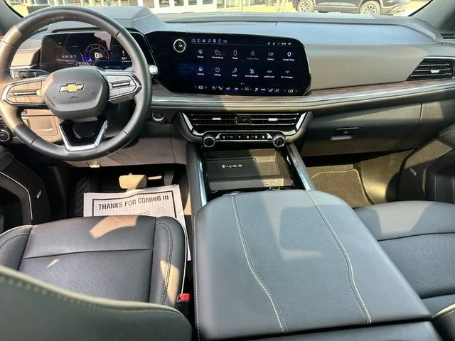 Used 2025 Iridescent Pearl Tricoat Chevrolet Premier image 46