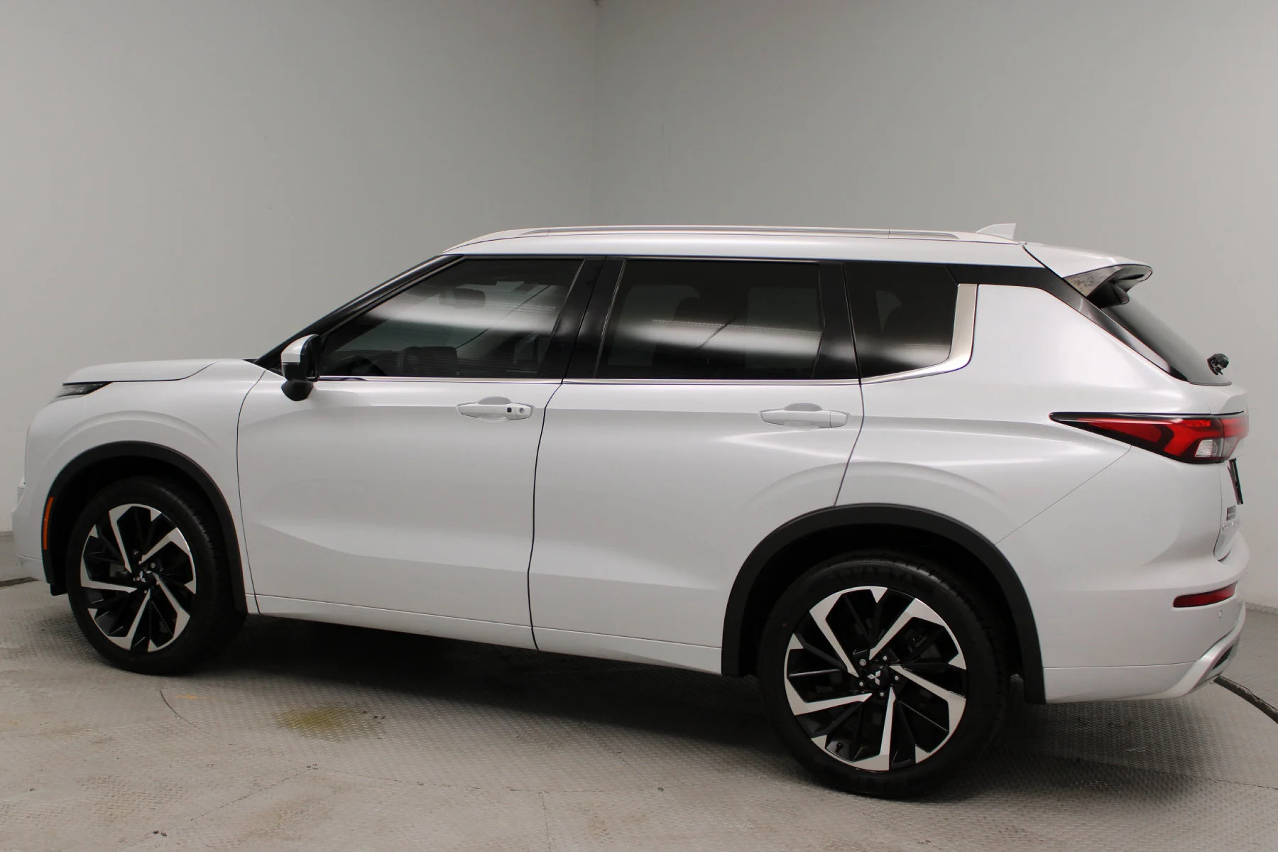 Used 2023 White DIAMOND Mitsubishi SEL 2.5 2WD image 13