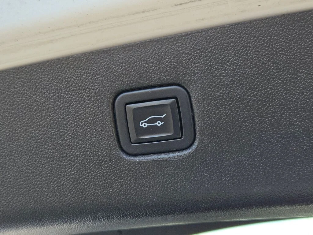 Used 2022 White Chevrolet LT image 17