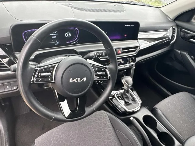 Used 2025 White Kia S image 30