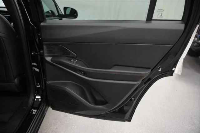 New 2026 Diamond Black Crystal Pearl-Coat Exterior Paint Jeep Limited image 32