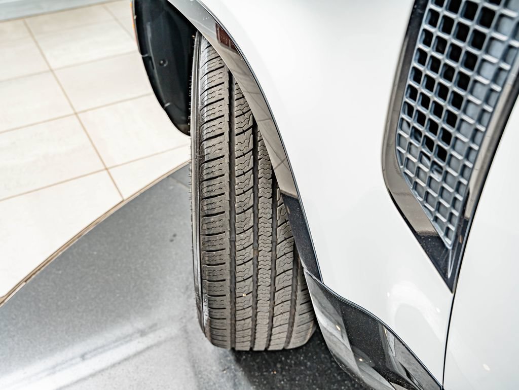 Used 2024 White Land Rover X-Dynamic SE image 41