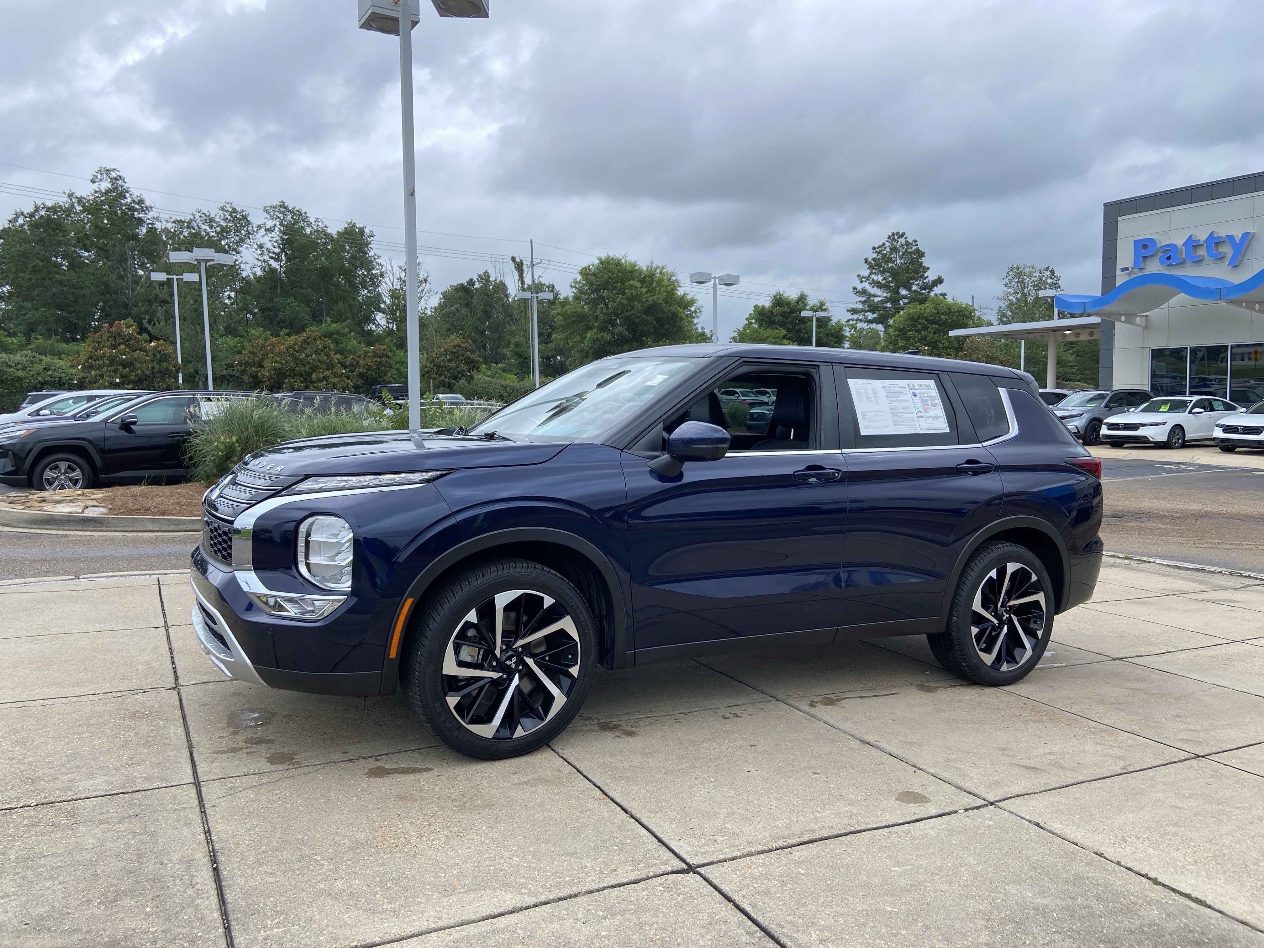 Used 2023 Cosmic Blue Metallic Mitsubishi SE image 8