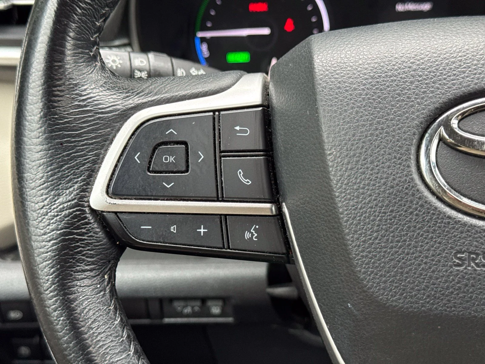 Used 2021 Midnight Black Metallic Toyota XLE image 18