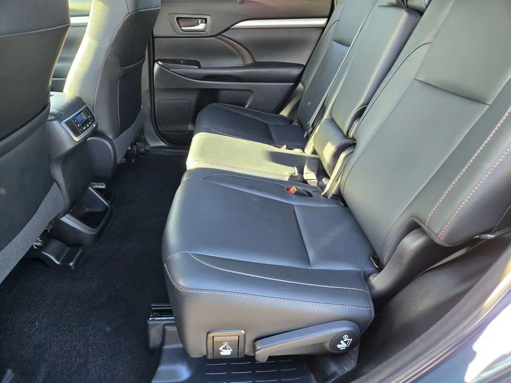 Used 2018 Shoreline Blue Pe Toyota SE image 11