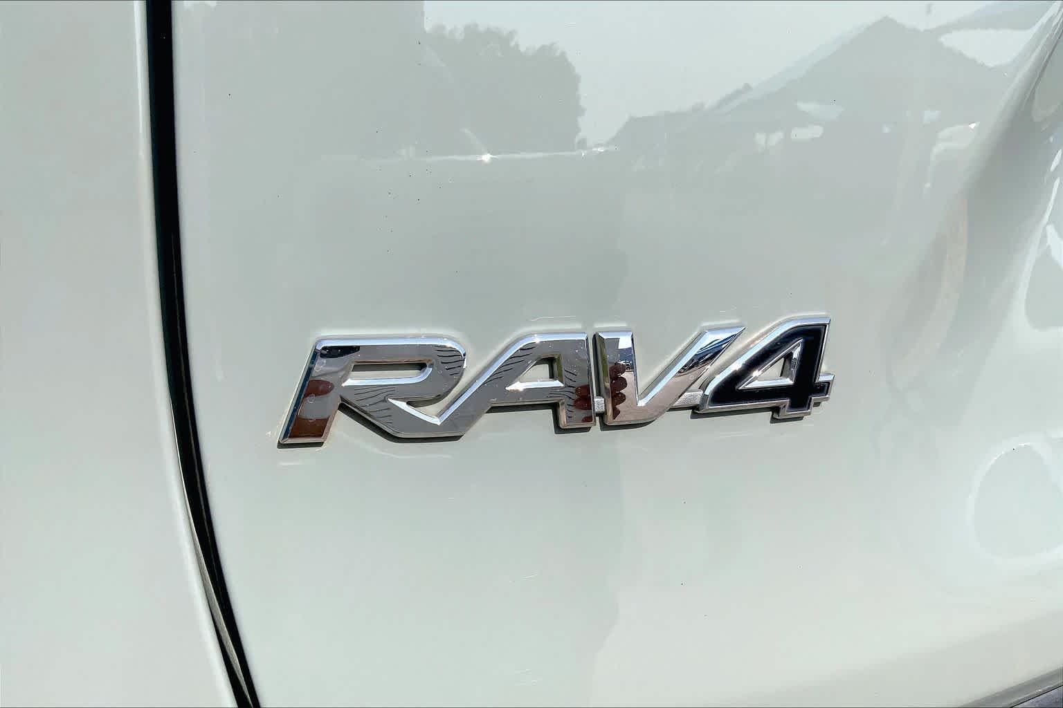 Used 2019 Lunar Rock Toyota XLE Premium image 31