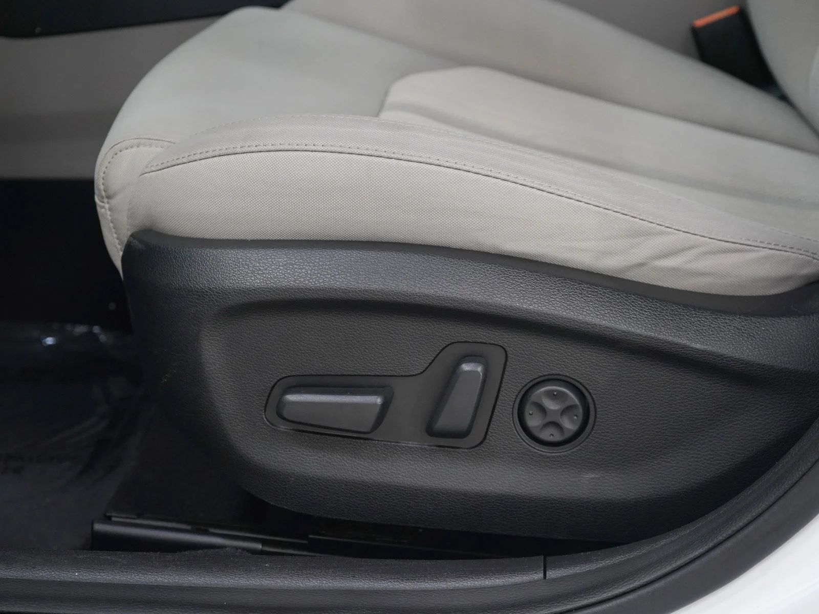 Used 2017 Hyper White Hyundai  image 21