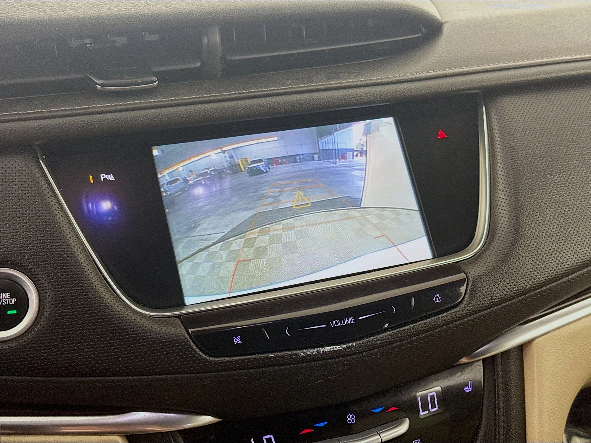 Used 2018 Crystal White Tricoat Cadillac Luxury FWD image 15