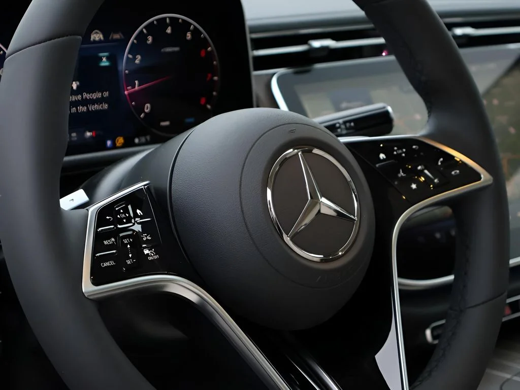 New 2026 MANUFAKTUR Moonlight White Metallic Mercedes-Benz E 350 image 20