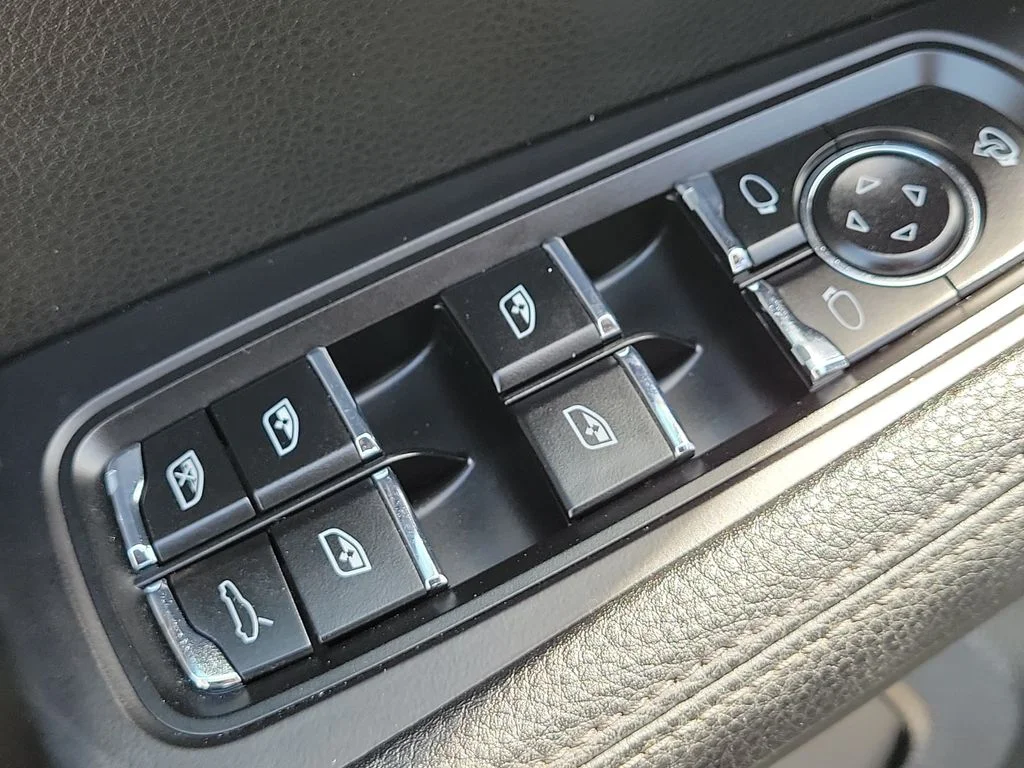 Used 2023 Chalk Porsche T image 28