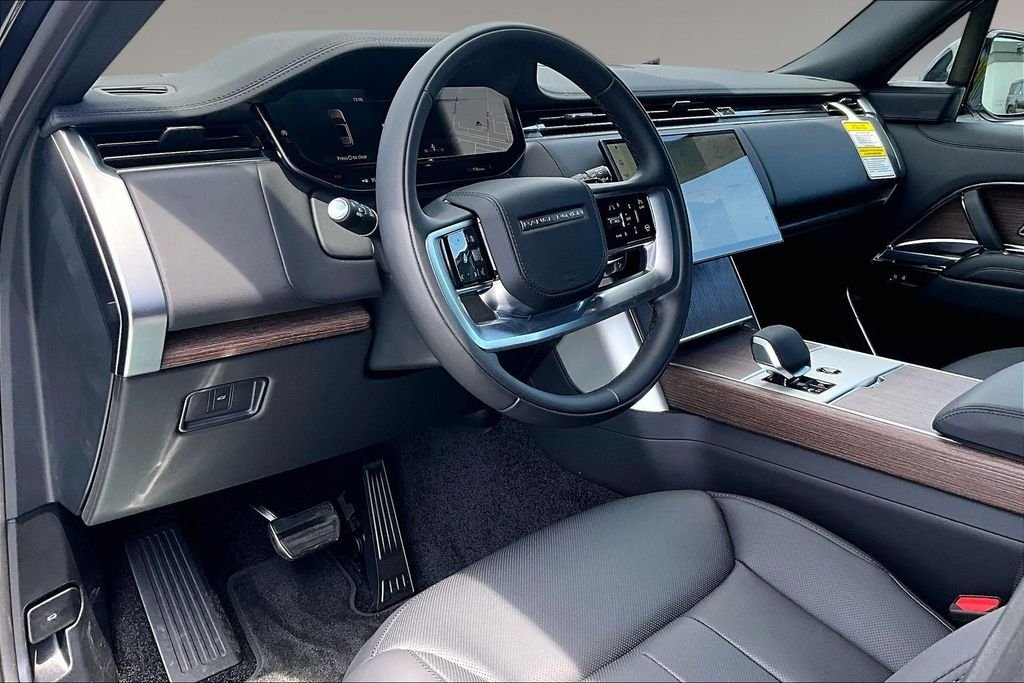 New 2026 SANTORINI BLACK Land Rover SE image 7