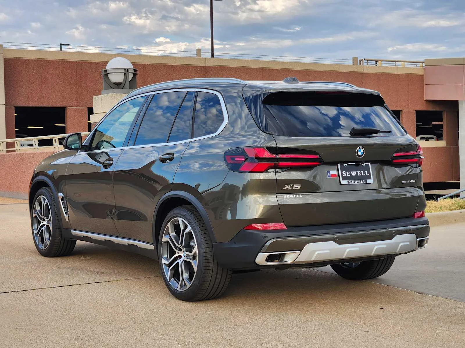 New 2026 Manhattan Green Metallic BMW sDrive40i image 3