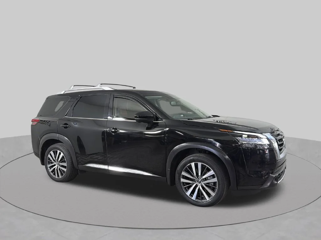 Used 2022 Black Nissan Platinum image 15