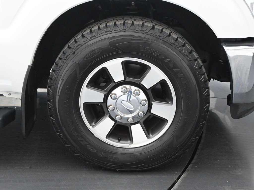 Used 2013 White Ford Lariat image 22