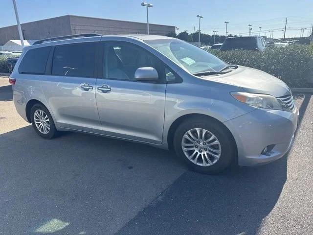 Used 2015 Silver Sky Metallic Toyota XLE image 5