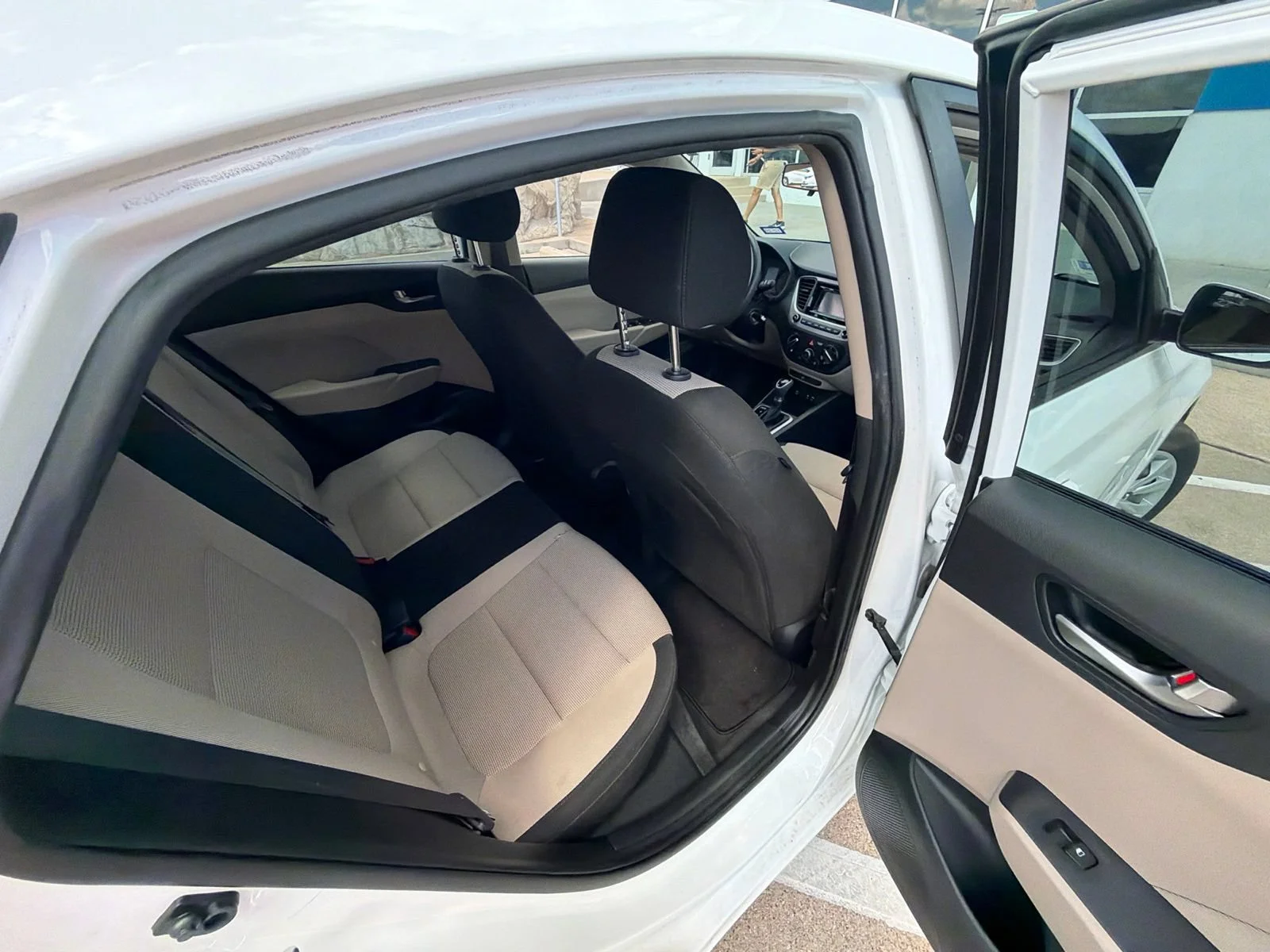 Used 2020 White Hyundai SE image 11