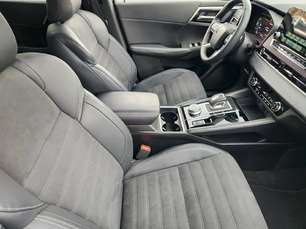 Used 2024  Mitsubishi SE Black Edition image 14