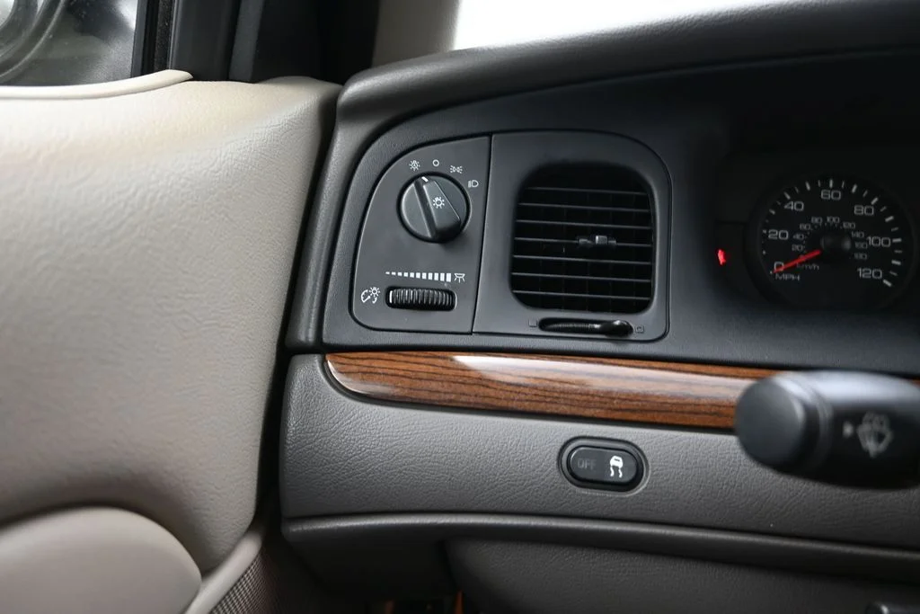 Used 2006 Silver Ford LX image 17