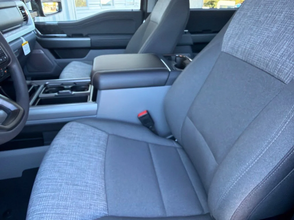 New 2027 Iconic Silver Metallic Ford F-250® XLT image 11