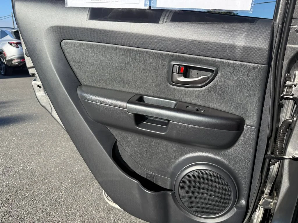 Used 2011 Titanium Kia + image 24