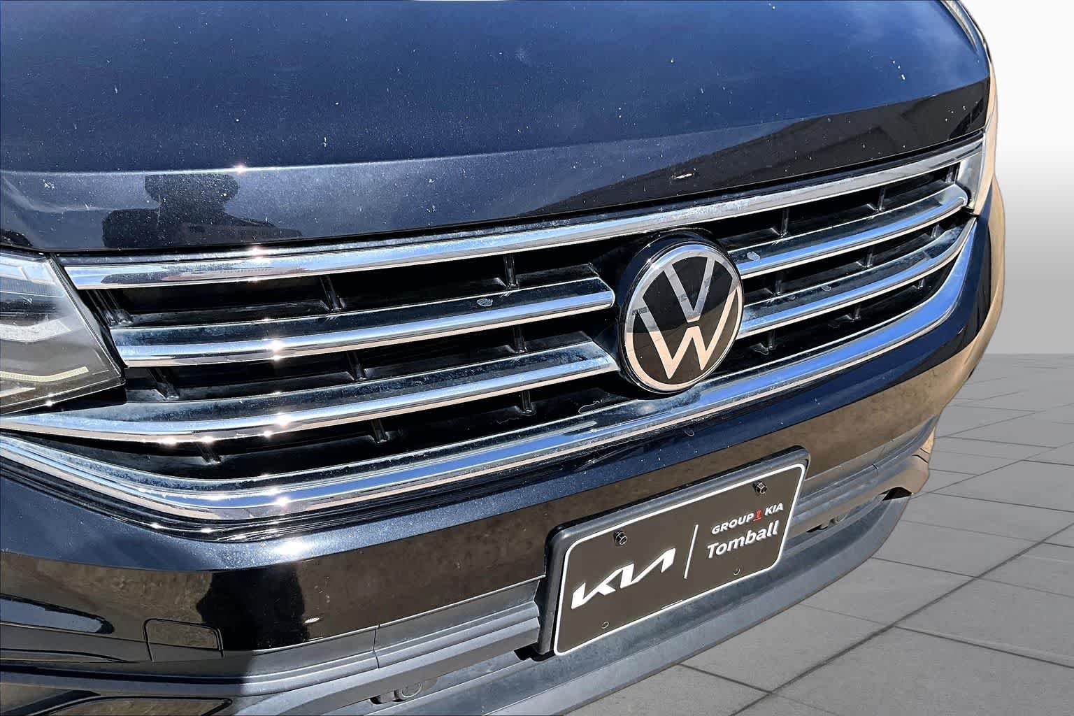 Used 2023 Deep Black Pearl Volkswagen SE image 48