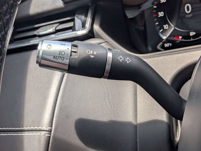 Used 2021 Black Land Rover R-Dynamic HSE image 30