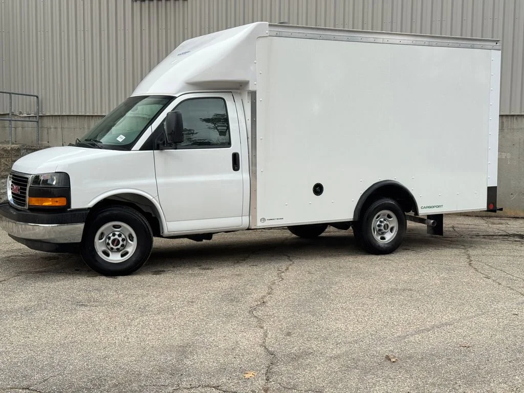 New 2026 Summit White GMC 1WT image 2