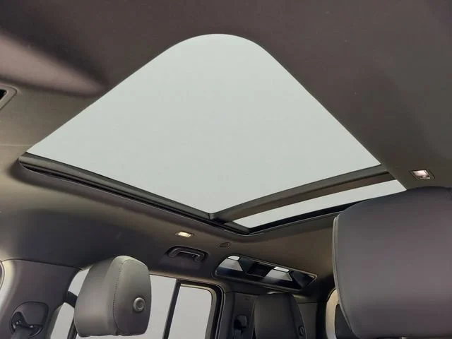 Used 2025 White Land Rover S image 19