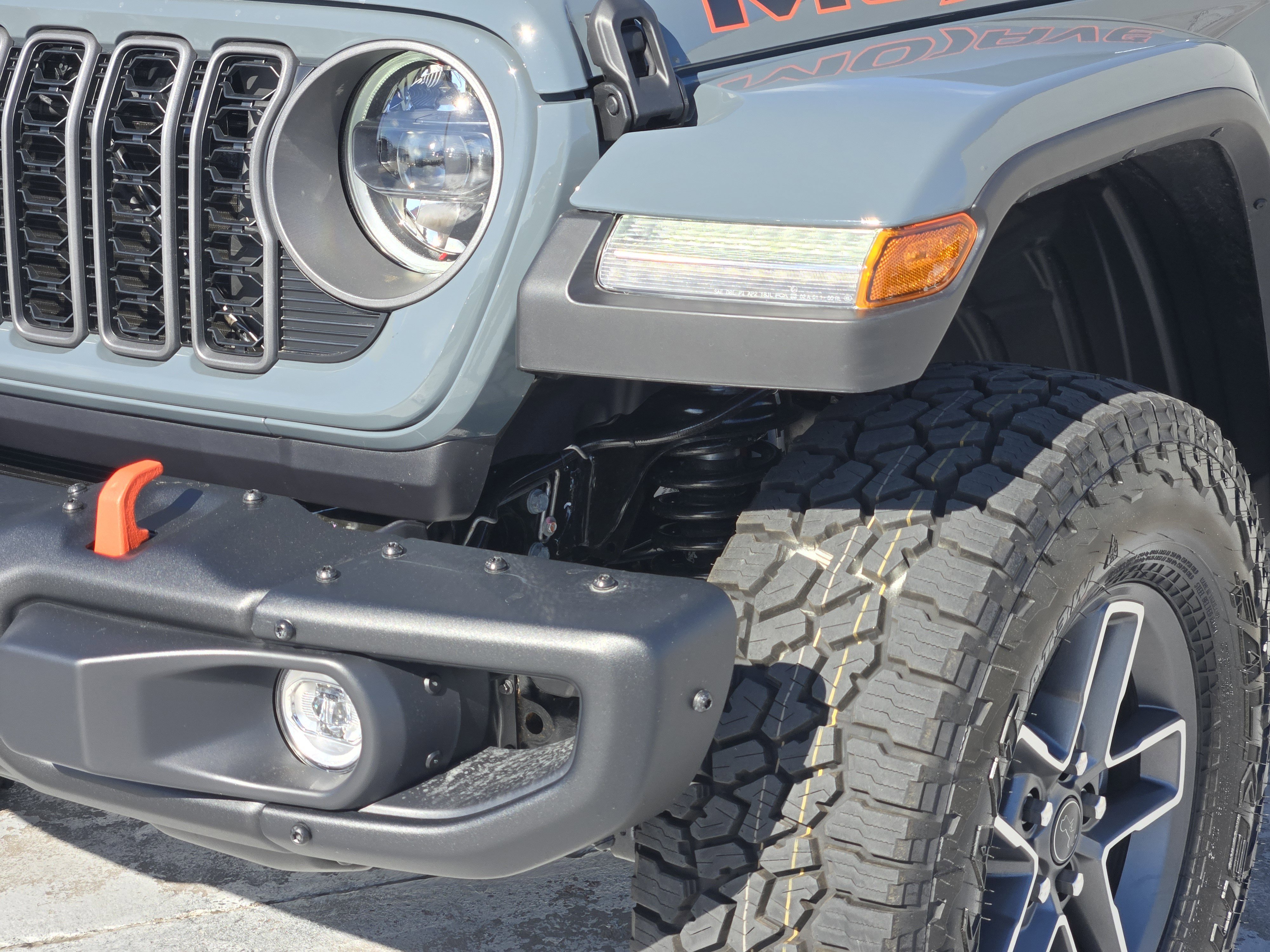 New 2026 Anvil Clear-Coat Exterior Paint Jeep Mojave X image 6