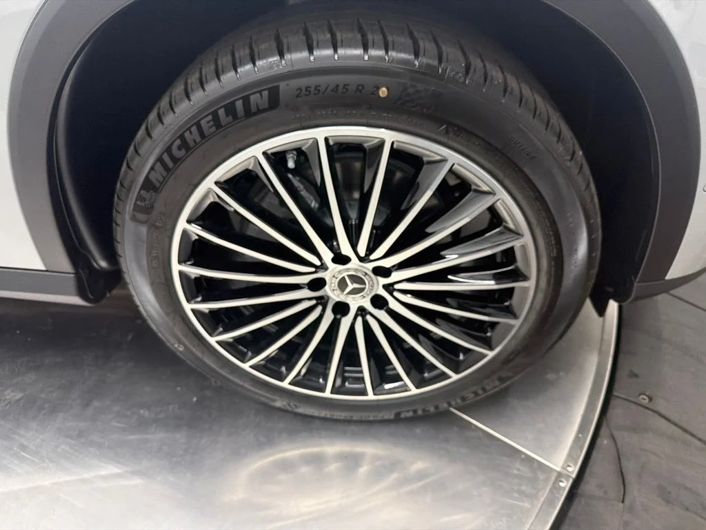 New 2027 White Mercedes-Benz GLC 300 image 9