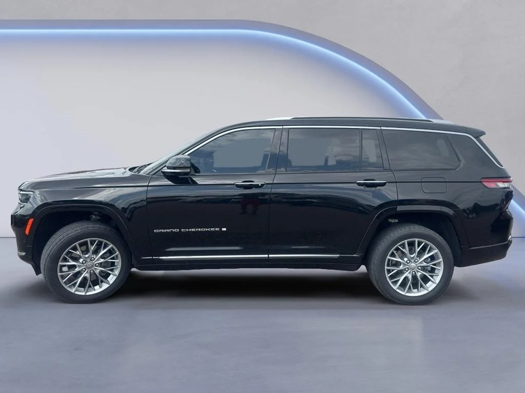 Used 2022 Diamond Black Crystal Pearlcoat Jeep Summit image 1
