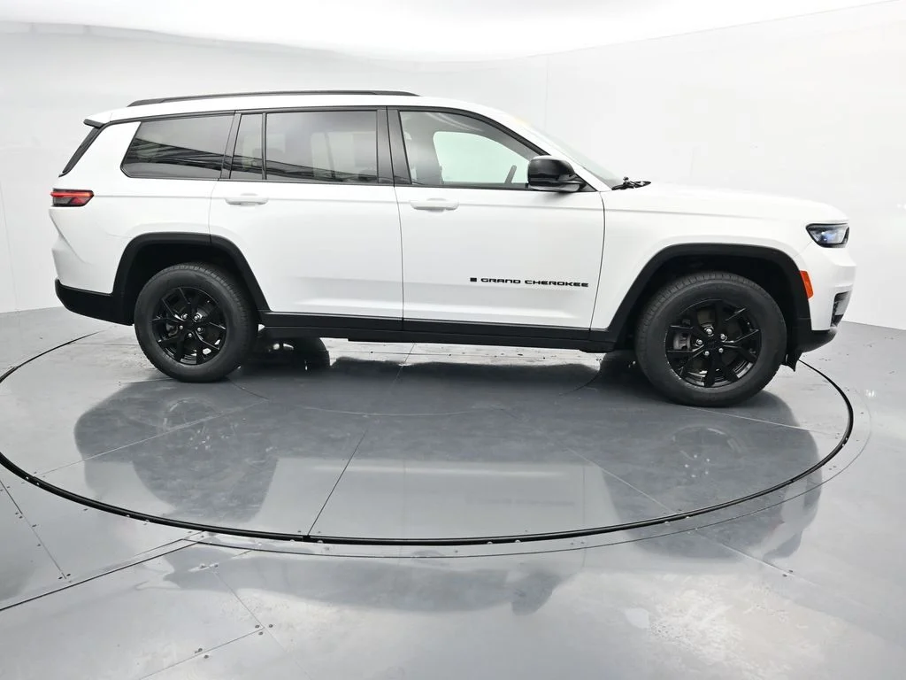 Used 2024 White Jeep Altitude image 8