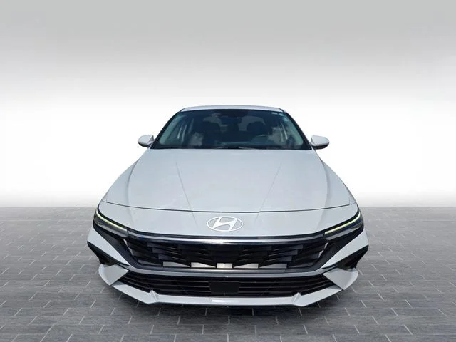 Used 2025 White Hyundai SEL Convenience image 2