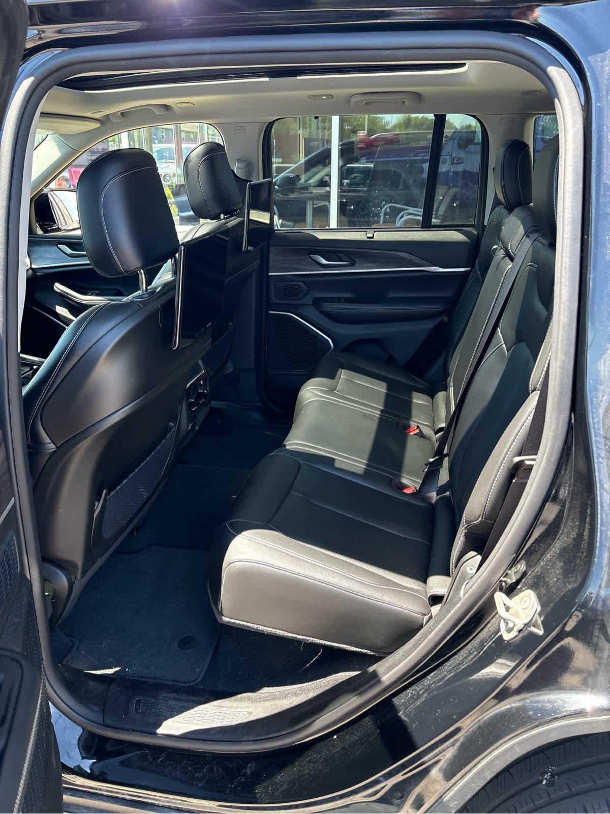 Used 2023 Diamond Black Crystal Pearlcoat Jeep Limited image 9