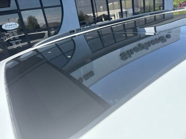 New 2027 Bright White Clear-Coat Exterior Paint Chrysler Limited image 3