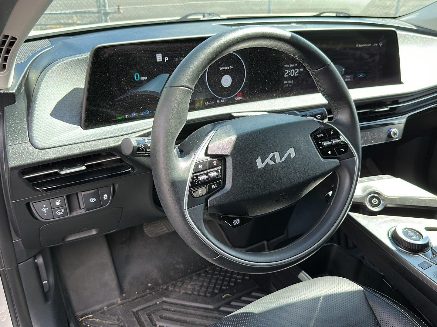Used 2022 White Kia Wind image 23