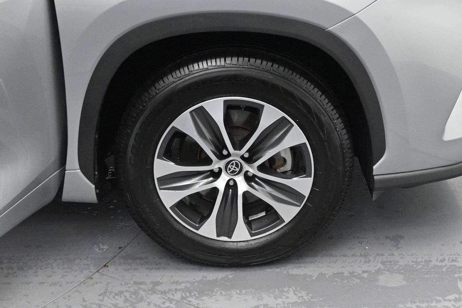 Used 2022 Celestial Silver Metallic Toyota XLE image 37